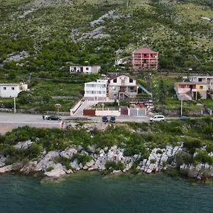 Lakefront House Pensión